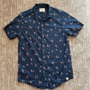 Free Planet men’s Christmas Short Sleeve button down shirt Medium Santa skiing